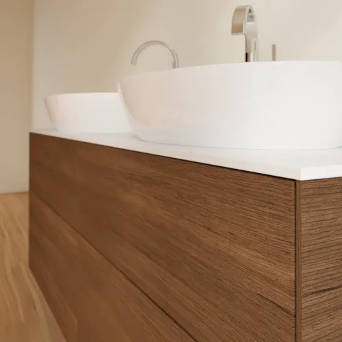 Bild von VILLEROY BOCH Finion Waschbeckenunterschrank, 4 Auszüge, 1600 x 603 x 501 mm, Walnut Veneer / Glass White Matt #F96100GN