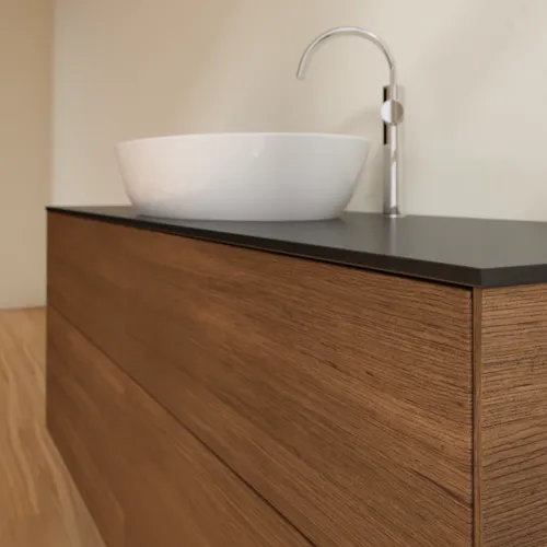 Bild von VILLEROY BOCH Finion Waschbeckenunterschrank, 4 Auszüge, 1600 x 603 x 501 mm, Walnut Veneer / Glass Black Matt #F97200GN